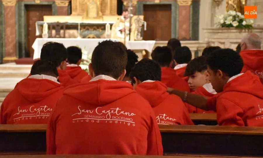 Foto 8 - El Seminario reza las v&iacute;speras con la compa&ntilde;&iacute;a del coro de la Pastoral Juvenil