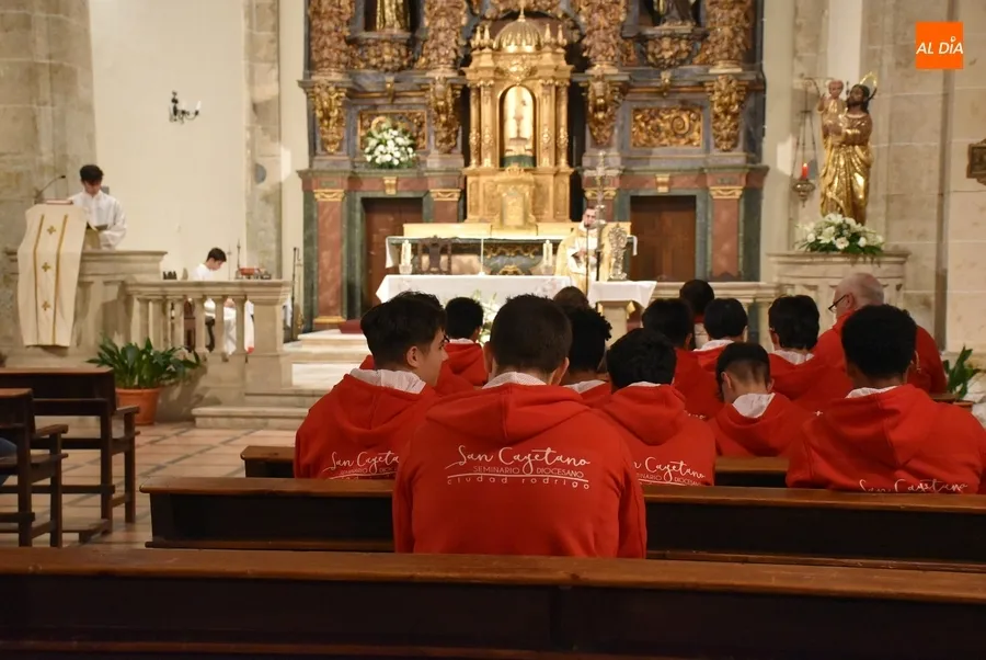 Foto 9 - El Seminario reza las v&iacute;speras con la compa&ntilde;&iacute;a del coro de la Pastoral Juvenil