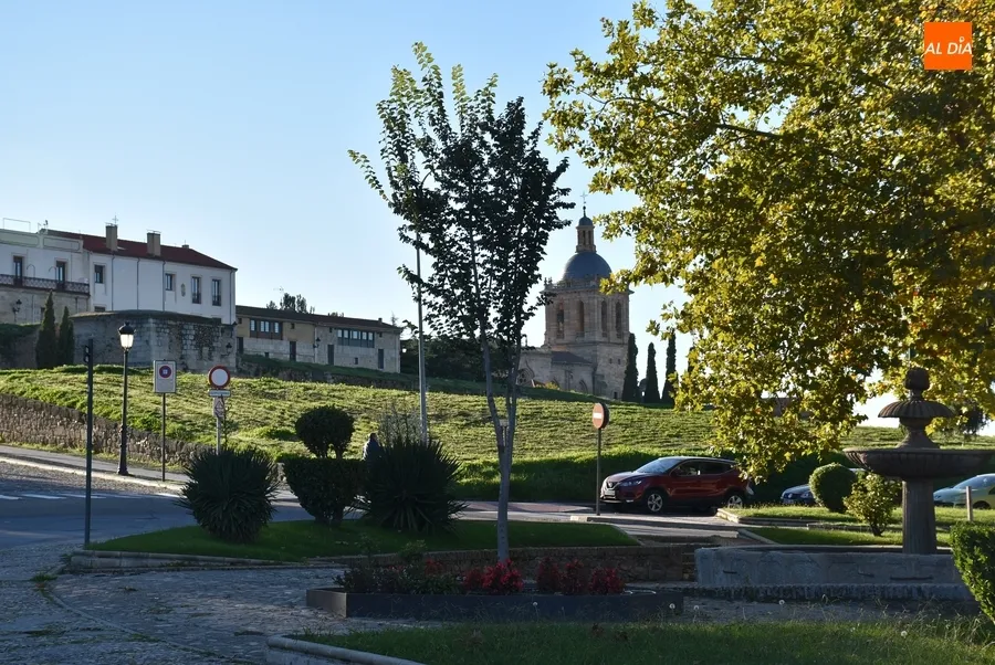 Foto 2 - El nuevo &lsquo;&Aacute;rbol Gordo&rsquo; cumple su primer a&ntilde;o en el centro de Ciudad Rodrigo