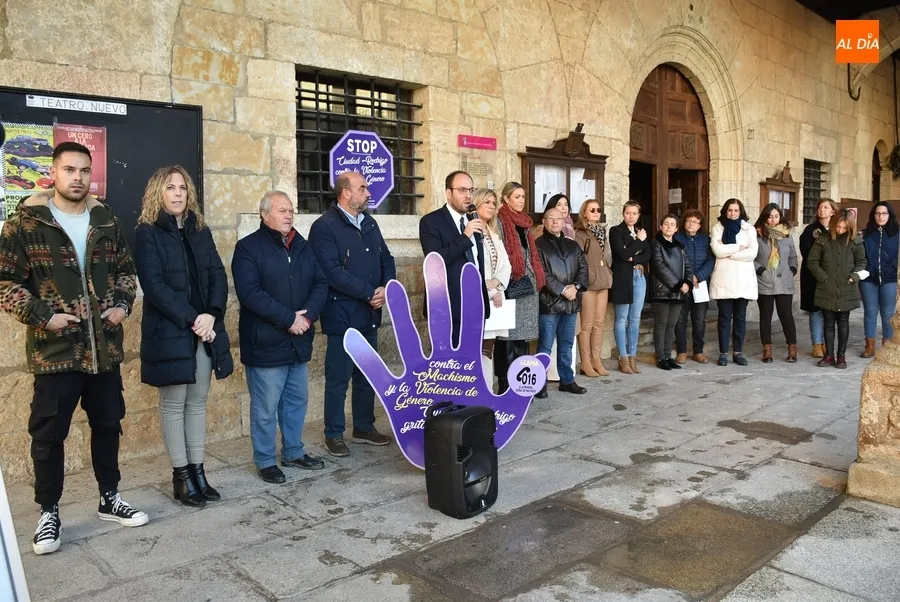 Foto 3 - El Ayuntamiento se adhiere al manifiesto de la FEMP con motivo del 25N