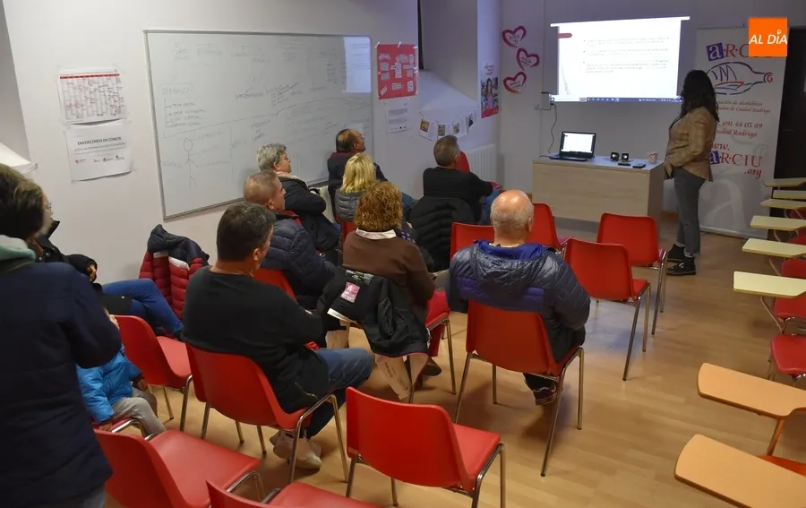Foto 3 - Cristina Sevillano trata con los miembros de ARCIU los riesgos del consumo del alcohol