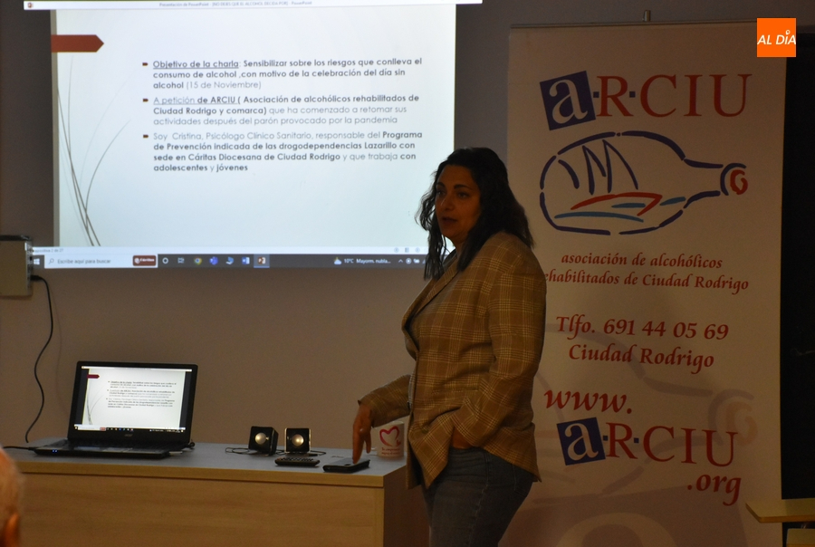 Foto 2 - Cristina Sevillano trata con los miembros de ARCIU los riesgos del consumo del alcohol