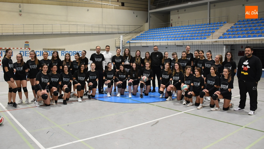 42 chicas copan la Escuela de Voleibol de Ciudad Rodrigo