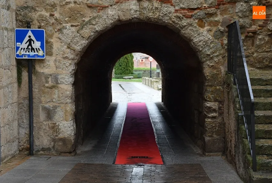 Foto 5 - Colocados Cascanueces y alfombras en varias de las entradas al recinto hist&oacute;rico
