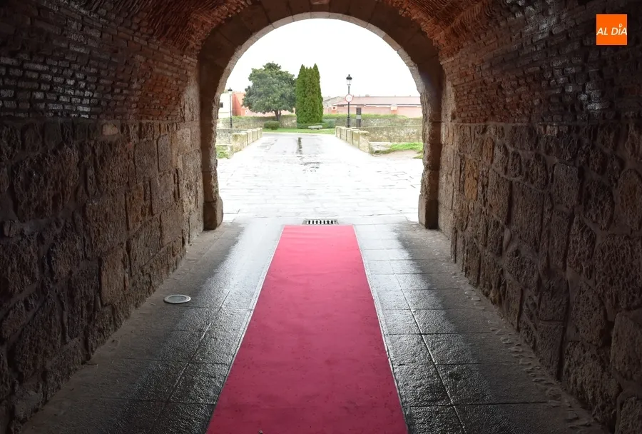 Foto 3 - Colocados Cascanueces y alfombras en varias de las entradas al recinto hist&oacute;rico