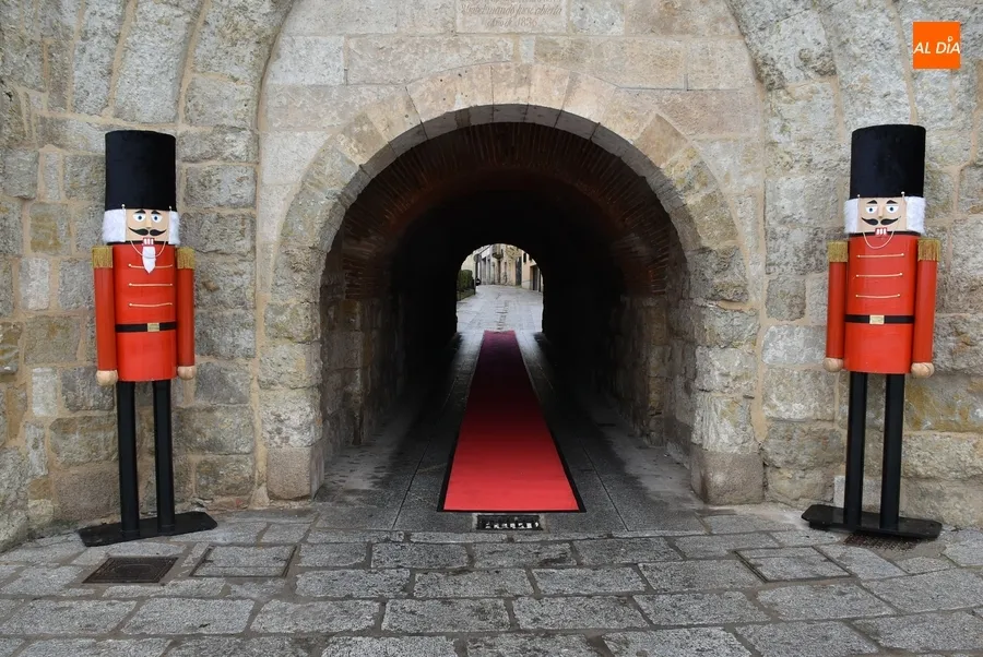 Foto 2 - Colocados Cascanueces y alfombras en varias de las entradas al recinto hist&oacute;rico