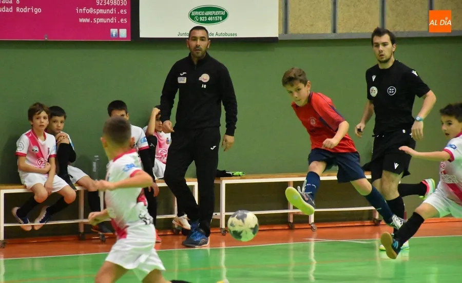 Foto 3 - El III Benjam&iacute;n A se coloca col&iacute;der tras un vibrante final ante el Futsal Castellanos