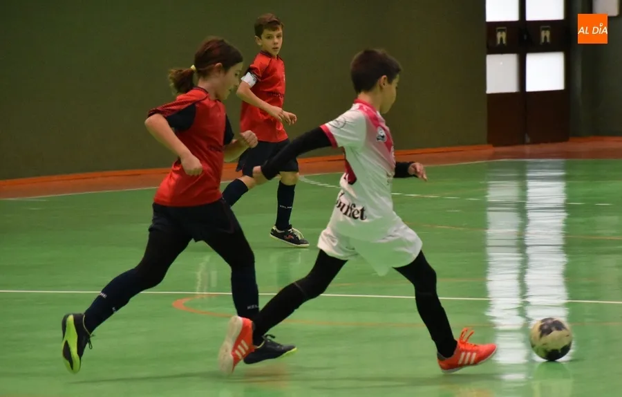 Foto 4 - El III Benjam&iacute;n A se coloca col&iacute;der tras un vibrante final ante el Futsal Castellanos