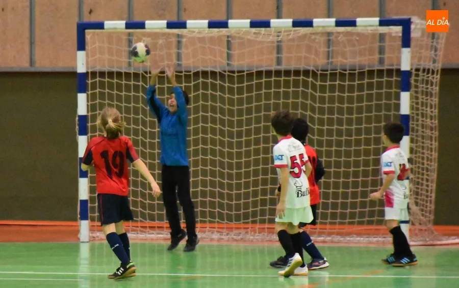 Foto 5 - El III Benjam&iacute;n A se coloca col&iacute;der tras un vibrante final ante el Futsal Castellanos