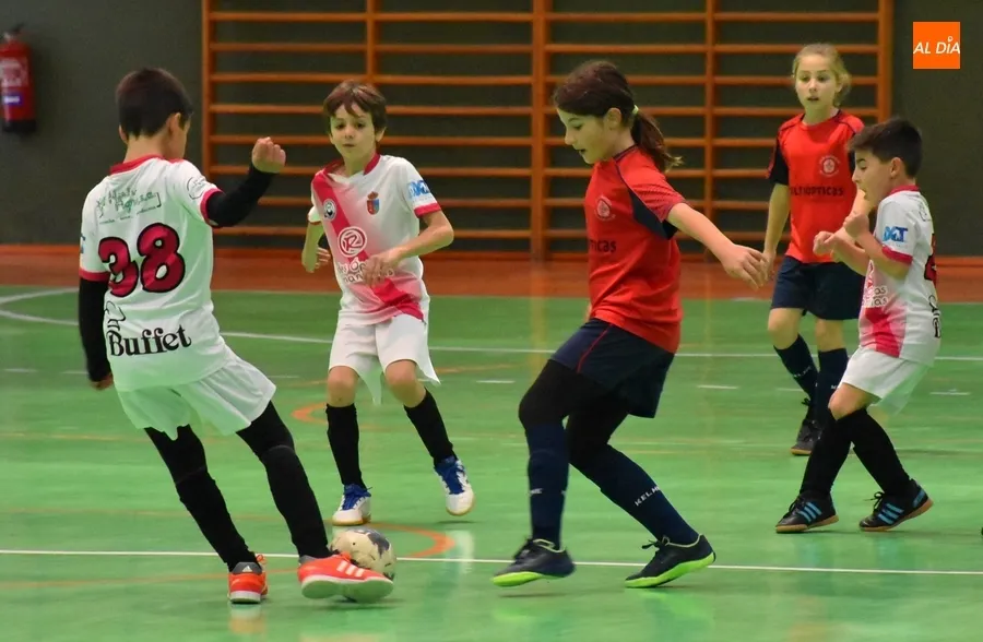 Foto 6 - El III Benjam&iacute;n A se coloca col&iacute;der tras un vibrante final ante el Futsal Castellanos