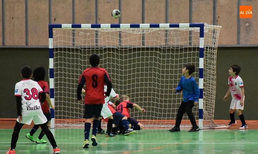 Foto 9 - El III Benjam&iacute;n A se coloca col&iacute;der tras un vibrante final ante el Futsal Castellanos