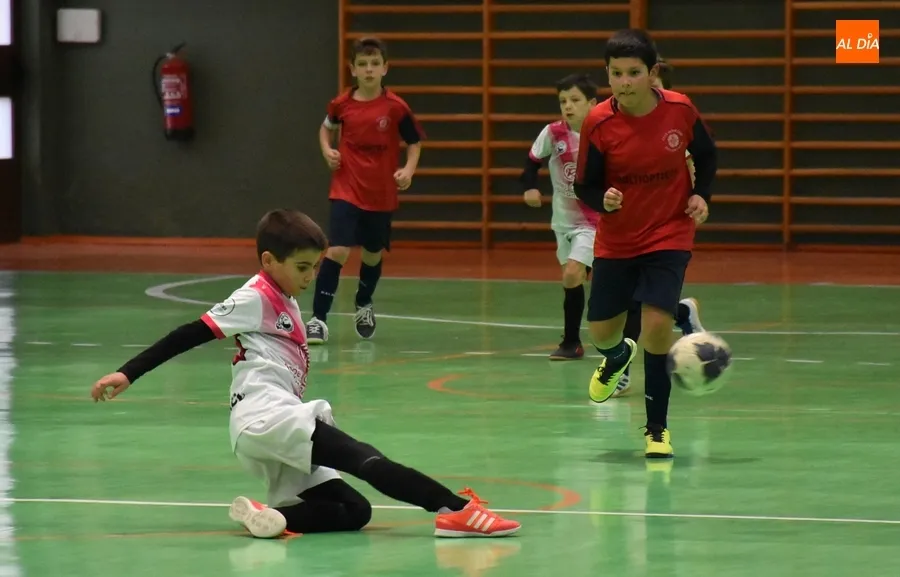 Foto 10 - El III Benjam&iacute;n A se coloca col&iacute;der tras un vibrante final ante el Futsal Castellanos