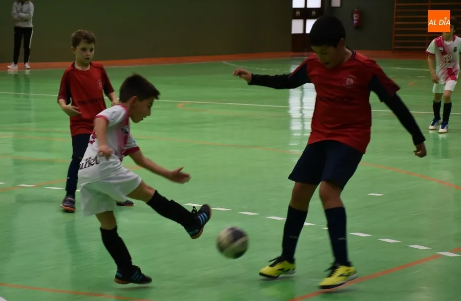 Foto 11 - El III Benjam&iacute;n A se coloca col&iacute;der tras un vibrante final ante el Futsal Castellanos
