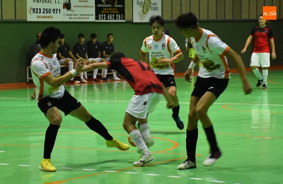 Foto 2 - El III Juvenil tira de rabia y contundencia para lograr ante un rival directo su ansiada 1&ordf; victoria