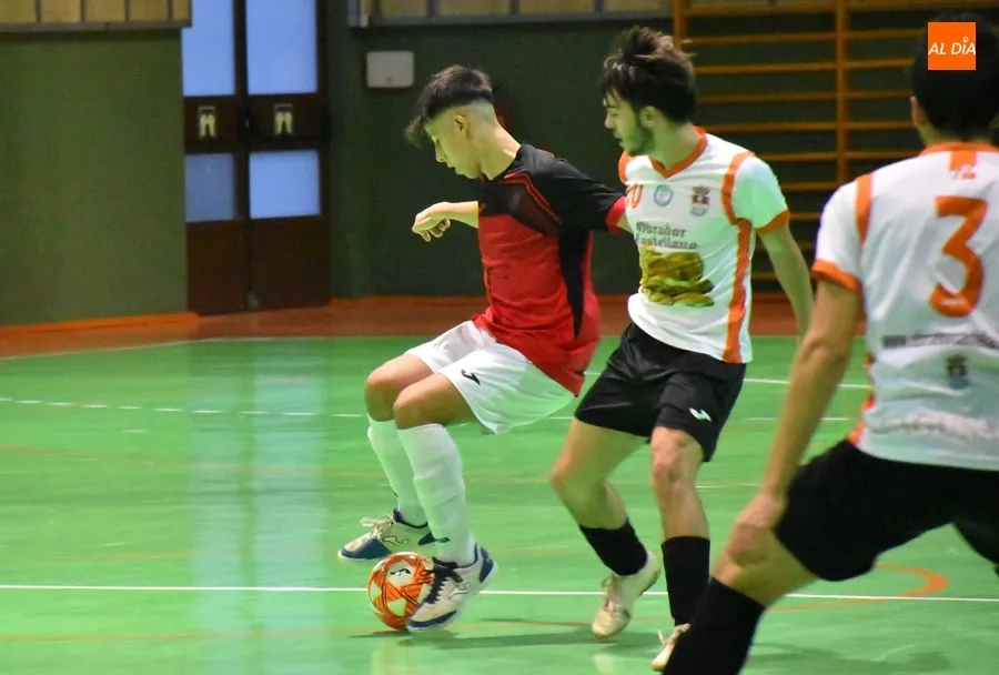 Foto 3 - El III Juvenil tira de rabia y contundencia para lograr ante un rival directo su ansiada 1&ordf; victoria