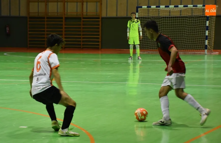 Foto 4 - El III Juvenil tira de rabia y contundencia para lograr ante un rival directo su ansiada 1&ordf; victoria