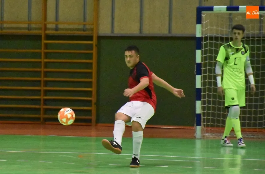 Foto 5 - El III Juvenil tira de rabia y contundencia para lograr ante un rival directo su ansiada 1&ordf; victoria