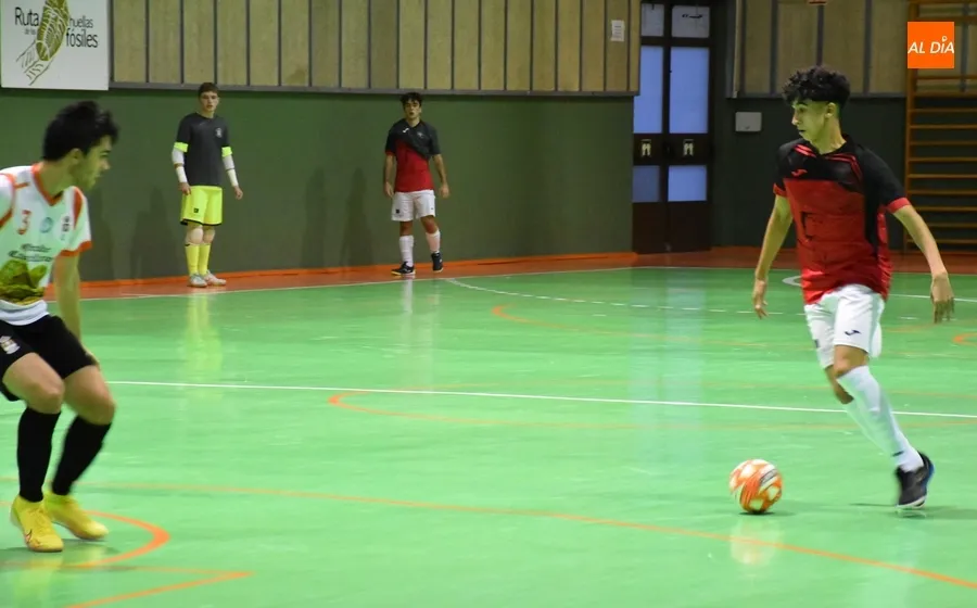 Foto 6 - El III Juvenil tira de rabia y contundencia para lograr ante un rival directo su ansiada 1&ordf; victoria