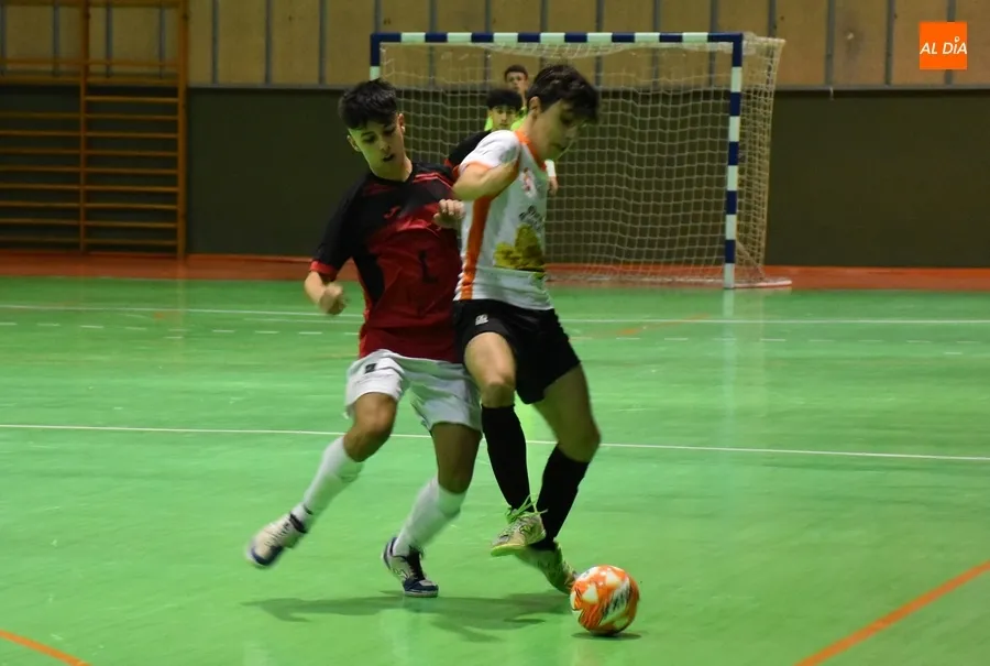 Foto 7 - El III Juvenil tira de rabia y contundencia para lograr ante un rival directo su ansiada 1&ordf; victoria