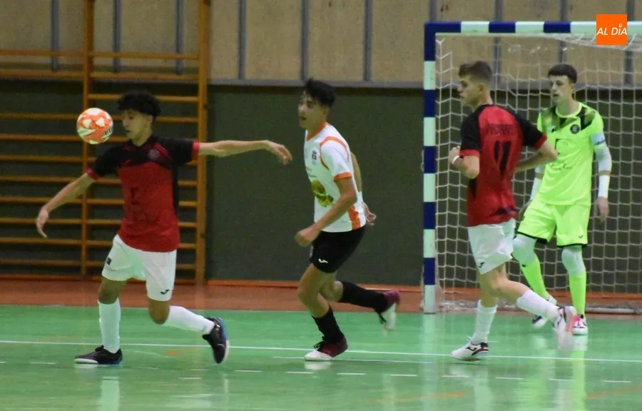 Foto 8 - El III Juvenil tira de rabia y contundencia para lograr ante un rival directo su ansiada 1&ordf; victoria