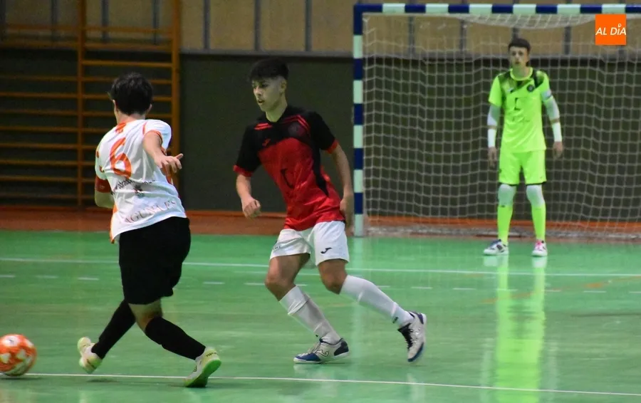 Foto 9 - El III Juvenil tira de rabia y contundencia para lograr ante un rival directo su ansiada 1&ordf; victoria