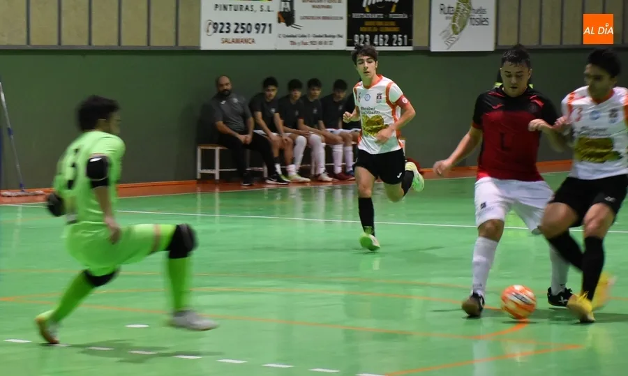 Foto 10 - El III Juvenil tira de rabia y contundencia para lograr ante un rival directo su ansiada 1&ordf; victoria
