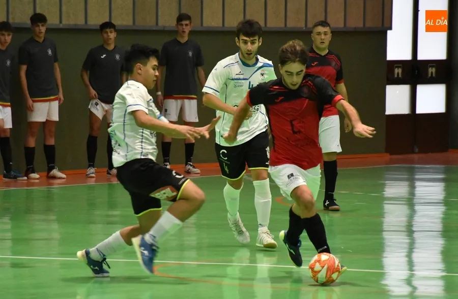 Foto 3 - M&iacute;nima derrota ante uno de los gallitos de un III Juvenil que pag&oacute; su falta de punter&iacute;a