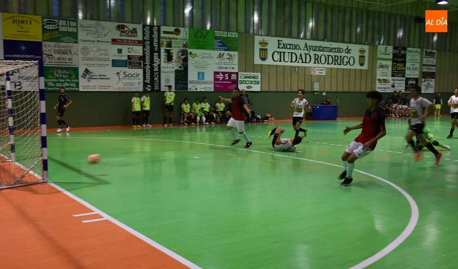 Foto 11 - El III Juvenil tira de rabia y contundencia para lograr ante un rival directo su ansiada 1&ordf; victoria