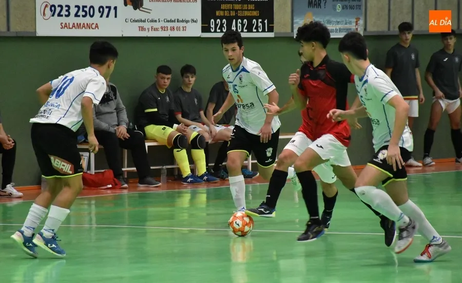 Foto 5 - M&iacute;nima derrota ante uno de los gallitos de un III Juvenil que pag&oacute; su falta de punter&iacute;a