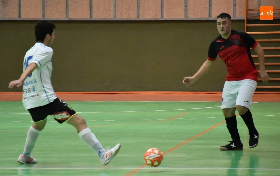 Foto 6 - M&iacute;nima derrota ante uno de los gallitos de un III Juvenil que pag&oacute; su falta de punter&iacute;a
