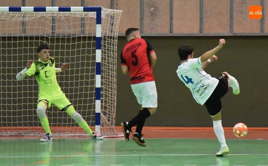 Foto 7 - M&iacute;nima derrota ante uno de los gallitos de un III Juvenil que pag&oacute; su falta de punter&iacute;a