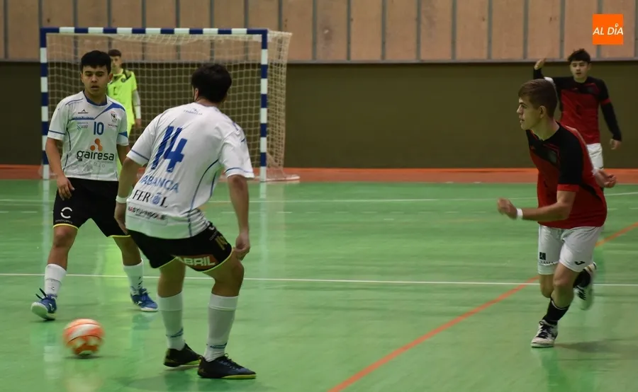 Foto 8 - M&iacute;nima derrota ante uno de los gallitos de un III Juvenil que pag&oacute; su falta de punter&iacute;a