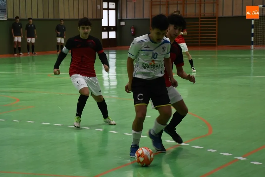 Foto 9 - M&iacute;nima derrota ante uno de los gallitos de un III Juvenil que pag&oacute; su falta de punter&iacute;a