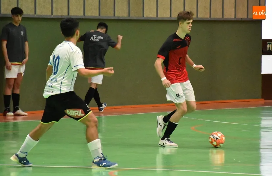 Foto 10 - M&iacute;nima derrota ante uno de los gallitos de un III Juvenil que pag&oacute; su falta de punter&iacute;a