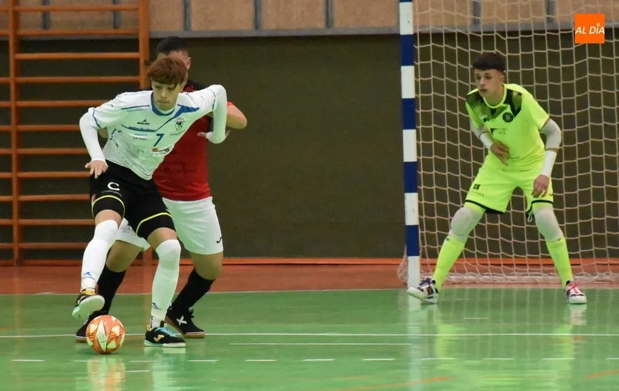 Foto 11 - M&iacute;nima derrota ante uno de los gallitos de un III Juvenil que pag&oacute; su falta de punter&iacute;a