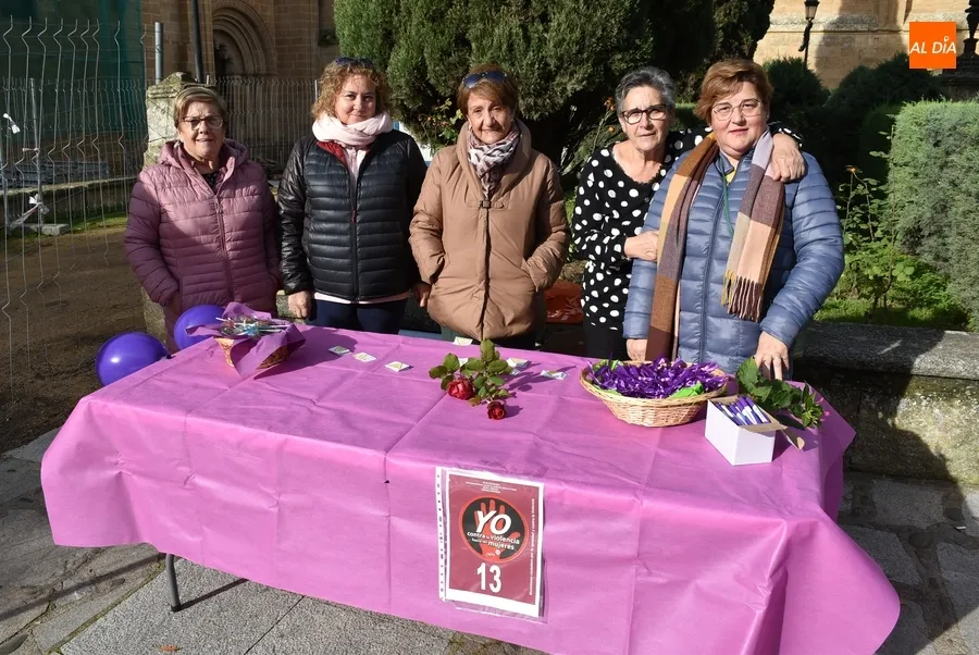 Foto 3 - Medio millar de personas alcanza la meta de la igualdad en las calles mirobrigenses
