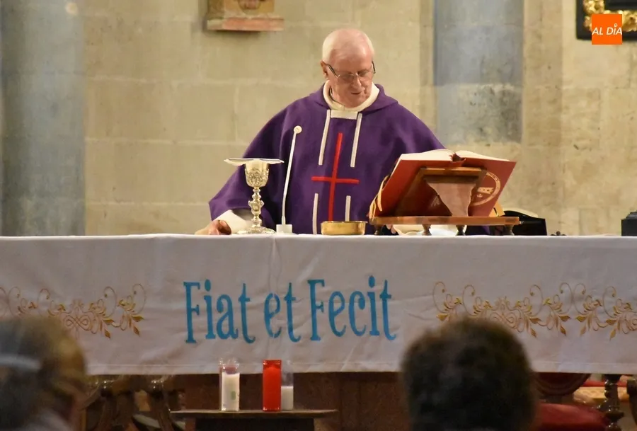 Foto 3 - La Coral D&aacute;maso Ledesma anima la misa dominical en la Catedral