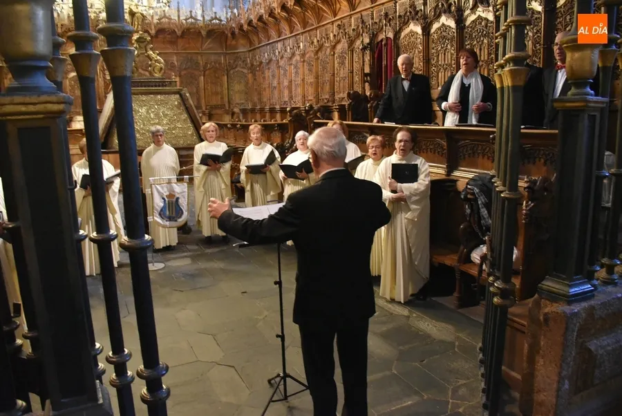 Foto 4 - La Coral D&aacute;maso Ledesma anima la misa dominical en la Catedral