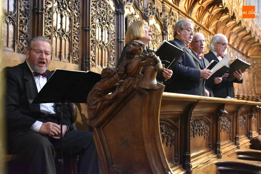 Foto 5 - La Coral D&aacute;maso Ledesma anima la misa dominical en la Catedral