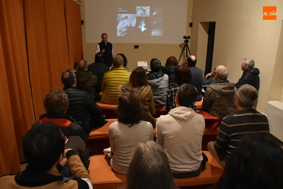Foto 3 - &Aacute;lex Mendiolagoitia acerca el Universo con una doble charla