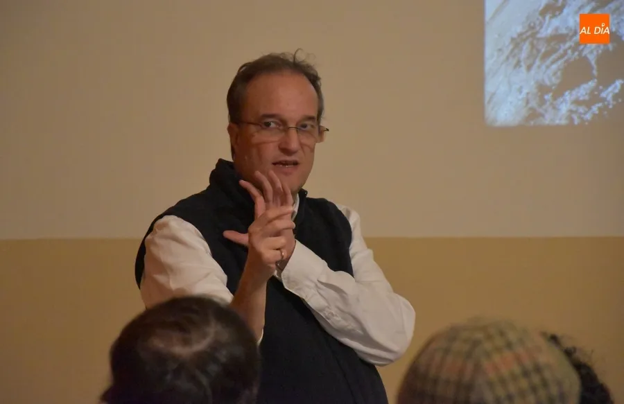 Foto 2 - &Aacute;lex Mendiolagoitia acerca el Universo con una doble charla