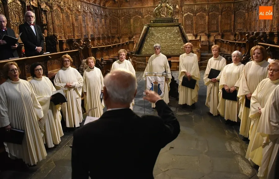 Foto 2 - La Coral D&aacute;maso Ledesma anima la misa dominical en la Catedral