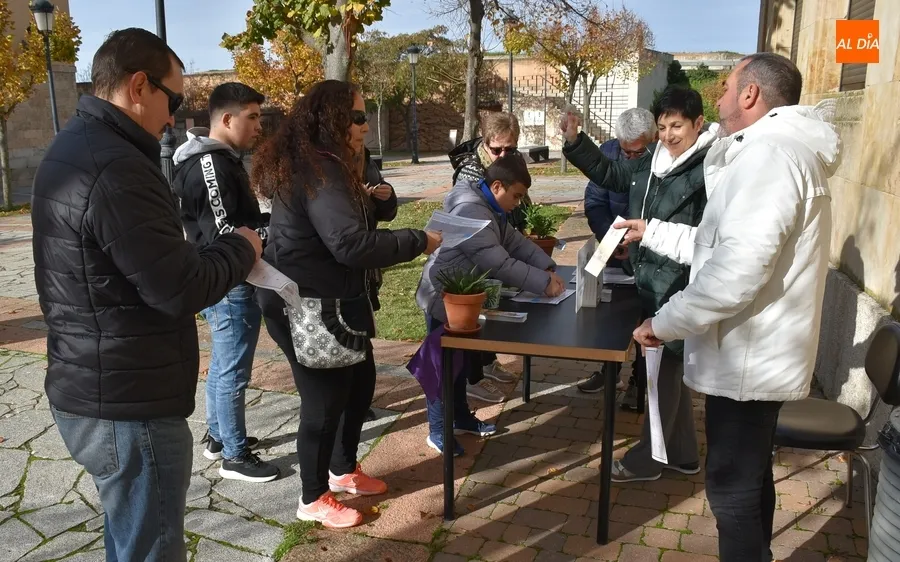 Foto 5 - Medio millar de personas alcanza la meta de la igualdad en las calles mirobrigenses