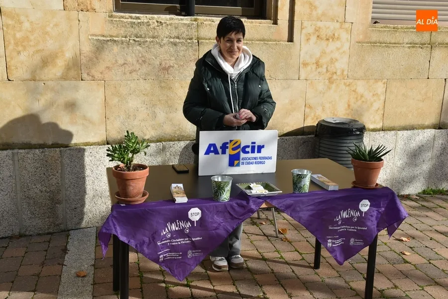Foto 7 - Medio millar de personas alcanza la meta de la igualdad en las calles mirobrigenses