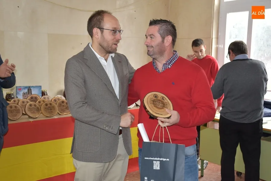 Foto 10 - La Asociaci&oacute;n Ornitol&oacute;gica entrega los premios de su Concurso con homenaje incluido a uno de sus fundadores