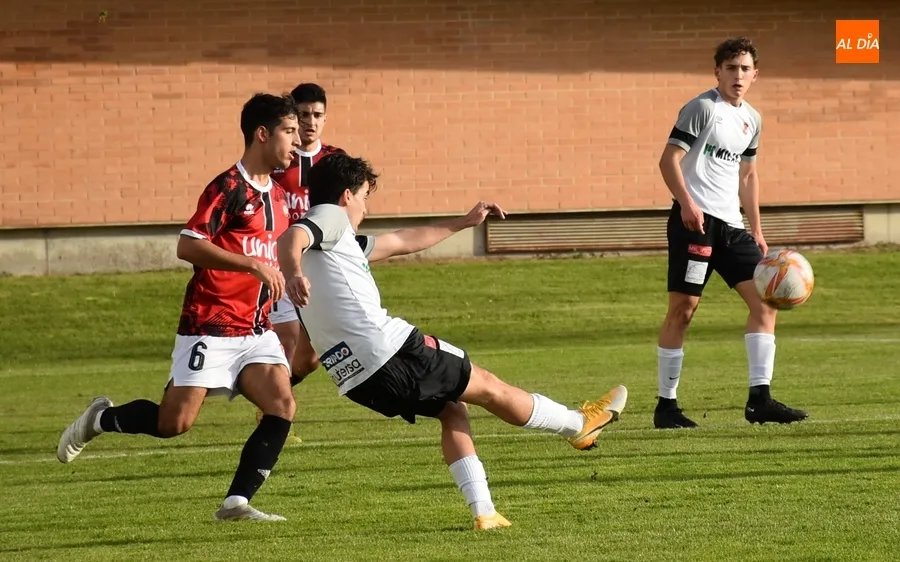 Foto 5 - El Ciudad Rodrigo regresa a la victoria dominando al Fabero aunque acaba pidiendo la hora