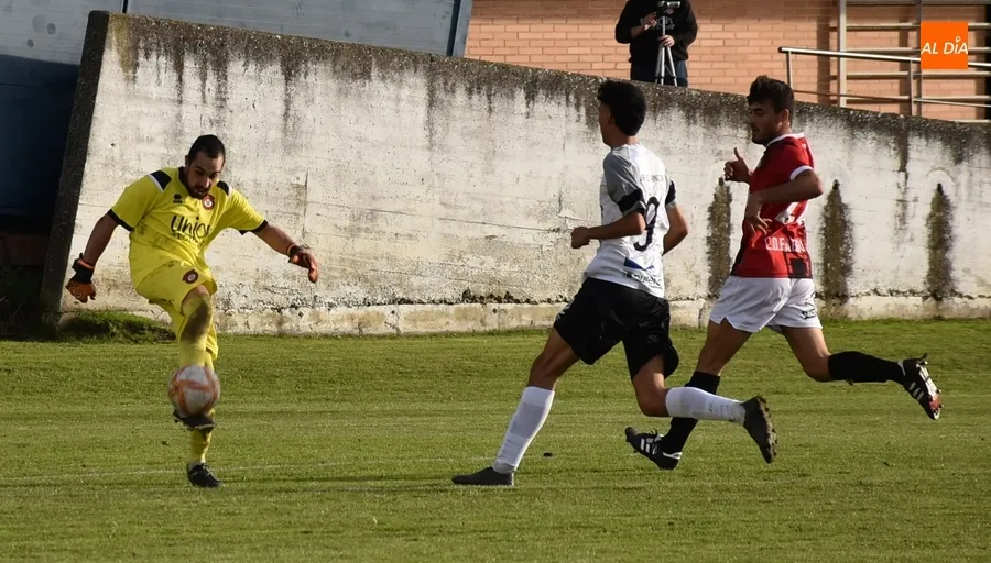 Foto 11 - El Ciudad Rodrigo regresa a la victoria dominando al Fabero aunque acaba pidiendo la hora