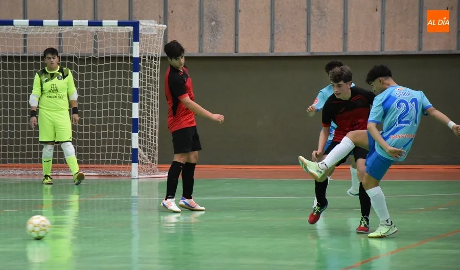 Foto 2 - El III Columnas hinca la rodilla por partida doble ante el San Crist&oacute;bal de Segovia