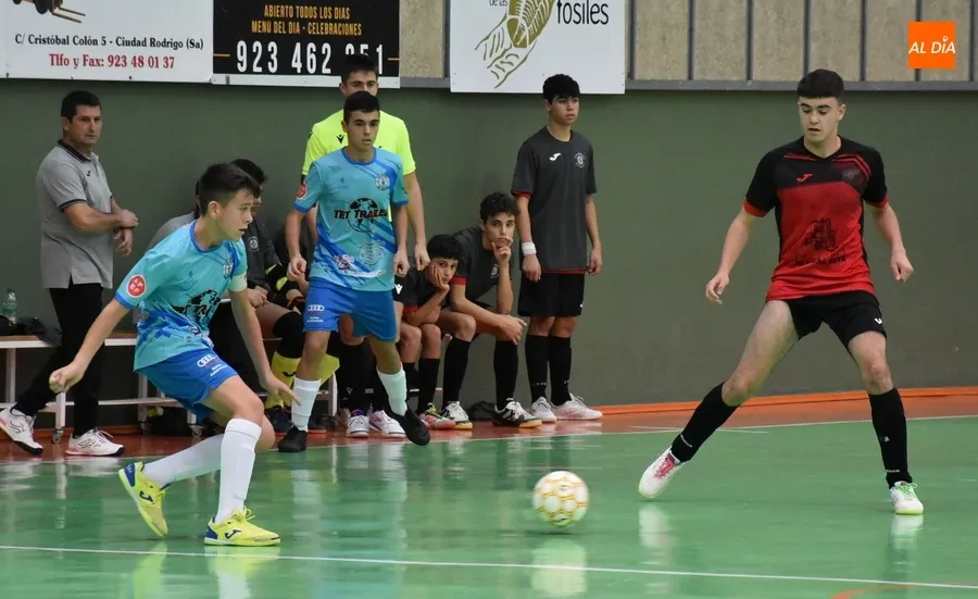 Foto 3 - El III Columnas hinca la rodilla por partida doble ante el San Crist&oacute;bal de Segovia