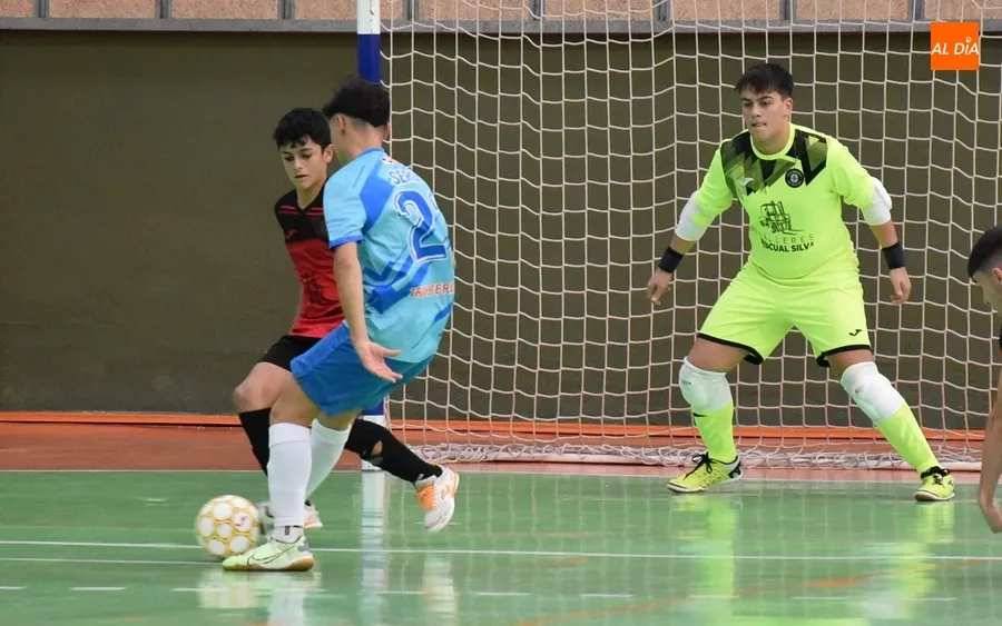 Foto 4 - El III Columnas hinca la rodilla por partida doble ante el San Crist&oacute;bal de Segovia